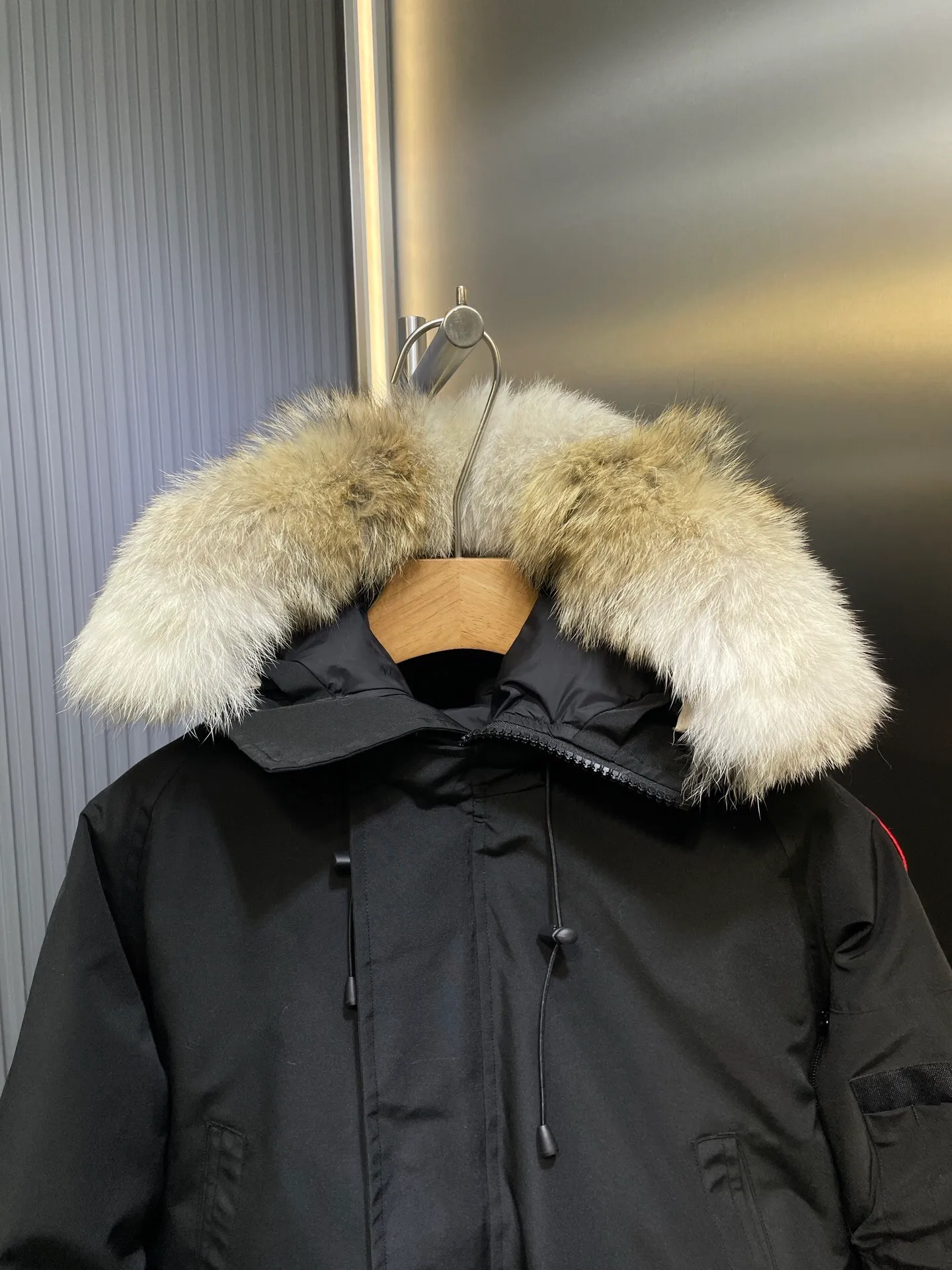 P760 original top quality Canada Goose #Chilliwa 7999M pilot short style/01 style #Men and Women Same Style# Synchronized anti-counterfeiting chip sensor! ➖ Imported 21S polyester-cotton blended original fabric [Last year’s 16S/18S hard fabrics have been completely eliminated, this year all use 21S synchronous fabrics, the soft mid-strap feels delicate and textured], synchronous Feather-Light 10D waterproof coating fabric, made of 84.5 polyester fiber and 15.5 cotton, 100% the best feel in the entire network! ➖ The official website synchronizes the national standard 80 white duck down, you can check the official website customer service, there will never be a series of misleading claims such as 90 down or goose down! ➖ Using the best nylon lon lining with double double-layer sealing design, anti-down 7 needles + grid-filled down ready-made garments, there will be 100% no so-called velvet running! ➖ The cuffs are designed with thickened seamless threads, and the collar and pocket lining are made of top-notch warmth and comfort! ➖ Yoshida YKK provides original custom-made electroplated sliders. YKK two-way lockable zippers are tight and smooth and will not peel off paint! ➖ 3M composite guarantees that the Velcro is the same as the original, durable, and all accessories and hardware are custom-made! ➖ Customized 10,000-needle embroidery labels imported from Behringer embroidery machines, 98% of which restore the original labels. You can check and compare on the official website! ➖ The fur collars are all made of large pieces of Western Canadian blue wolf hide, ensuring that each fur collar is 13-15cm wide!   Size:XS-XXL